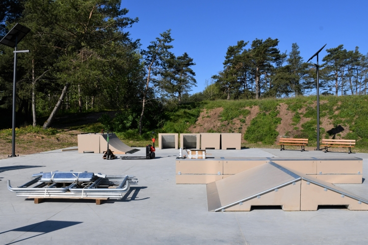 Nowe urządzenia na skateparku