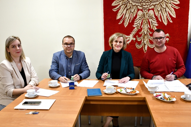 Zjeżdżalnia w Kujankach i utwardzenie terenu przy szkole w Zakrzewie jeszcze w tym roku!