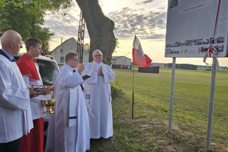W Czernicach  poświęcono tablicę z historią wsi.
