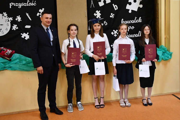 Miniatura W Zespole Szkolno- Przedszkolnym w Starej Wiśniewce wybrzmiał ostatni dzwonek!